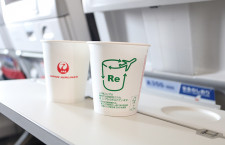 JAL、使用済み紙コップを再生紙コップに　「水平リサイクル」で循環型社会へ