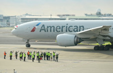 アメリカン航空、羽田－ニューヨーク就航　コックピットに国旗掲げ11年ぶり再開