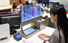 JAL、字幕出る透明画面で表情見ながら接客　聴覚障がい者や訪日客想定、羽田でTOPPANと実証実験