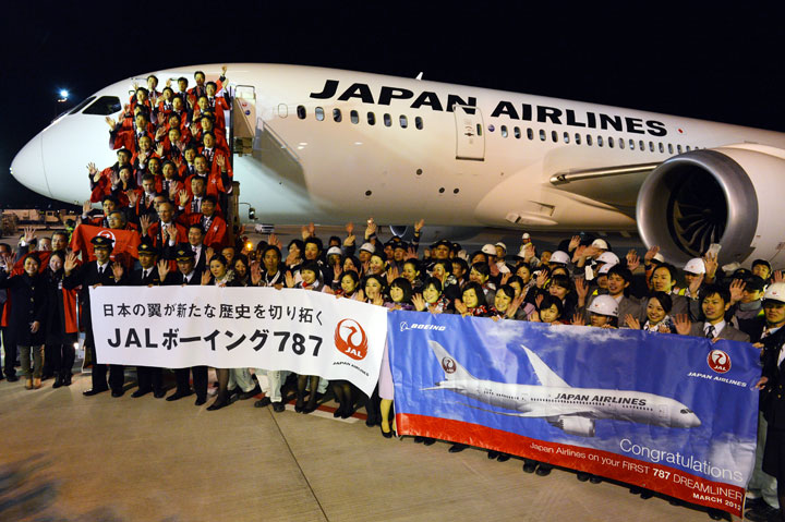 JALの787初号機、成田に到着 2号機は羽田へ