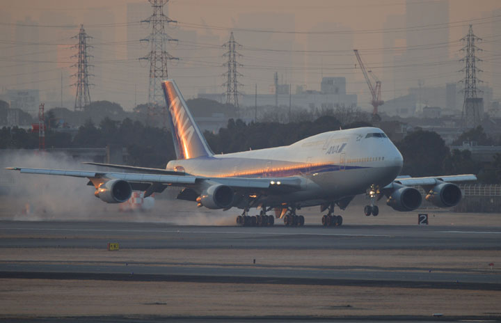 ANAの747、伊丹に到着 退役前最後のあいさつ