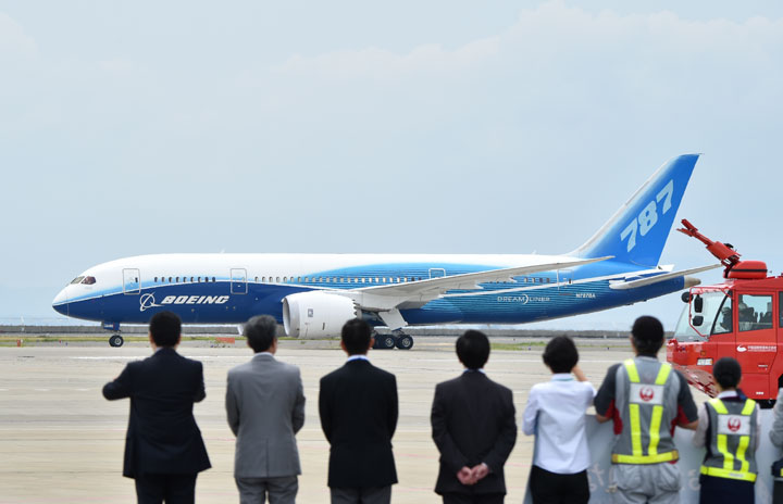 787初号機ZA001、セントレア到着 故郷へ里帰り