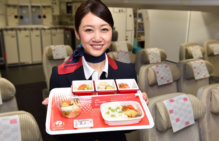 JAL、雲上の”肉じゃが” 家庭料理テーマに、2食目は吉野家牛すき