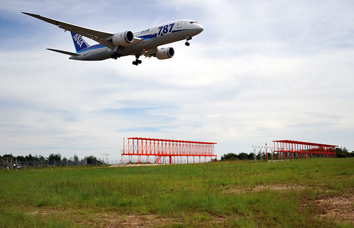 広島空港 Ilsの新アンテナ公開 5カ月ぶり復旧へ