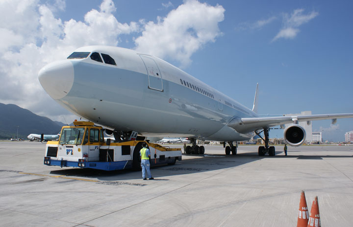 キャセイ、A340を2機退役 16年上期、747-400は10月全退役