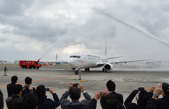 日本トランスオーシャン航空 737 800初号機到着 22年ぶり新型機