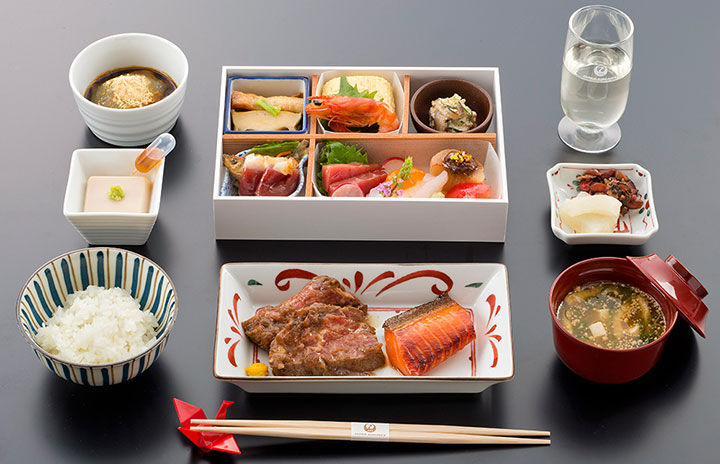 JAL、ビジネスで「くろぎ」の和食 エコノミーはSoup Stock Tokyo、春の