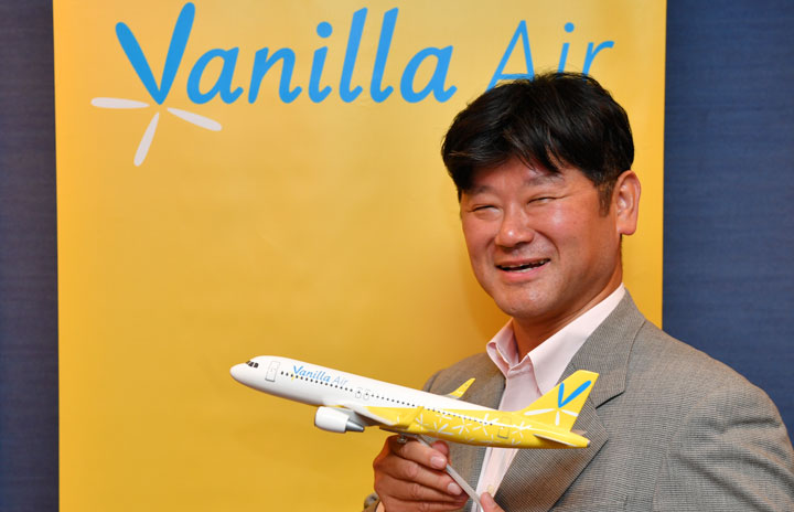 Vanilla Air 航空機モデル 赤黒く 台湾製 A320 売買されたオークション情報 落札价格 【au  payマーケット】の商品情報をアーカイブ公開