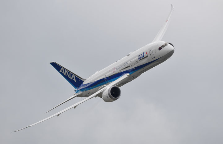 ボーイング、ANAの787-9で展示飛行 ファンボロー航空ショーで