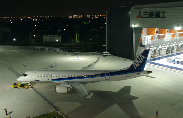 ANA塗装のMRJ、最終組立工場に 三菱航空機、飛行試験5号機を移送