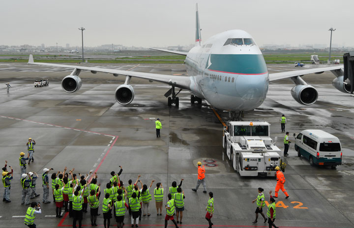 キャセイパシフィック航空、羽田からジャンボ最終便出発 747-400退役