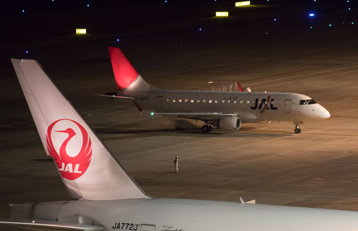 JAL/JAS統合の象徴、15年経て羽田から姿消す 写真特集・アーク塗装E170