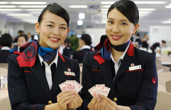 JAL、CAが配る都道府県シール第2弾は”切手風” 国内線で19年3月まで