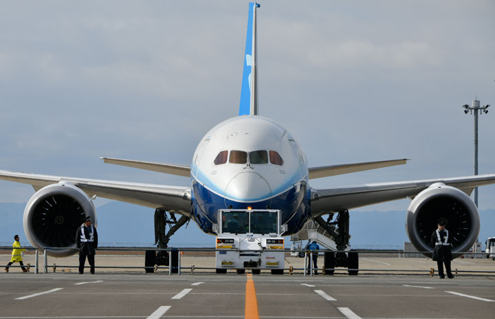 3500人に見守られ一般道横断 写真特集・787初号機Flight of Dreamsへ大移動