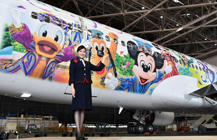 JAL、ディズニーリゾート開園35周年特別塗装機 ミッキーやドナルド描き 