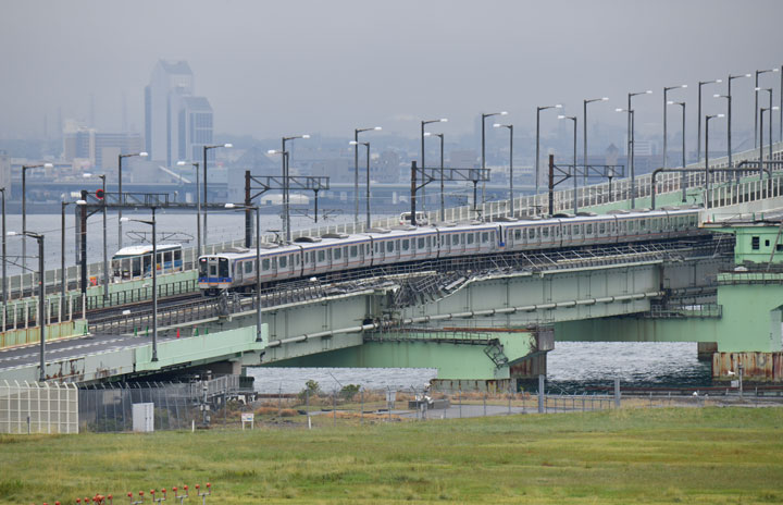 関空の旅客輸送支える鉄道再開 写真特集・列車再び渡る関空連絡橋