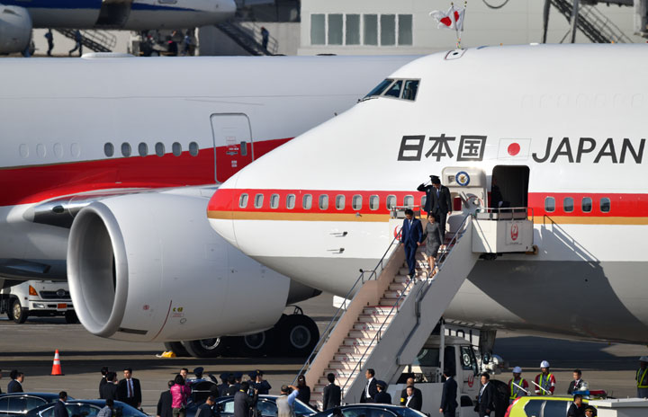 日章旗掲げた747と並ぶ777 写真特集・羽田に並ぶ新旧政府専用機