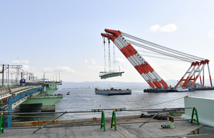 関空連絡橋 橋桁の設置開始 重さ790トン 大型クレーン船でつり上げ