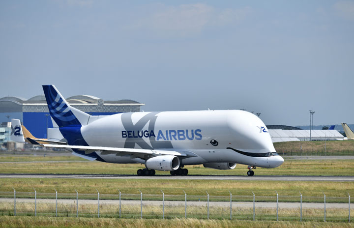 エアバス ベルーガxl就航 新大型輸送機 A350主翼2つ運ぶ