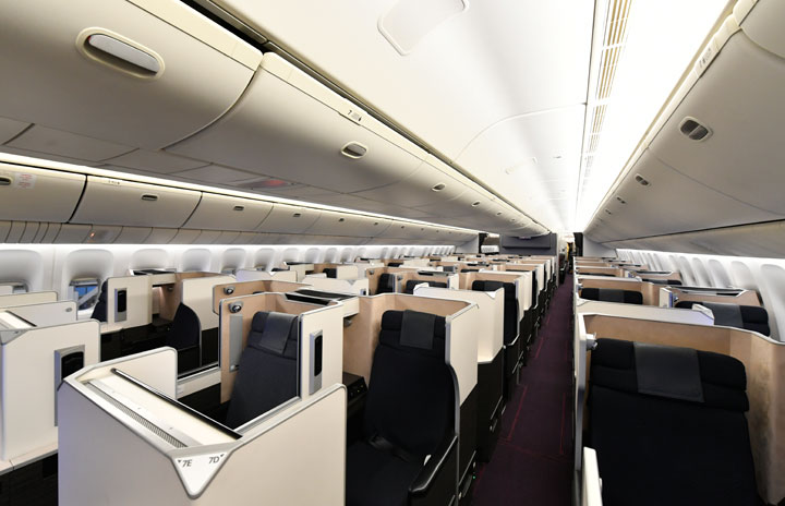 黒を基調としたビジネスクラス 写真特集・JAL 777-300ER機内デザイン 