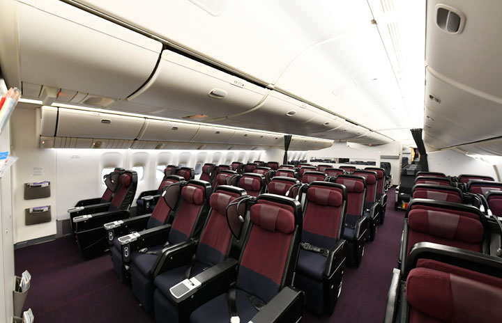 ワインレッドと黒のプレエコ 写真特集・JAL 777-300ER機内デザイン刷新