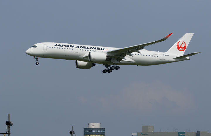 JAL、A350 6号機が成田到着 今年初受領、仏国籍で飛来