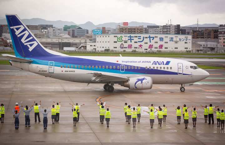 四半世紀で500人以上が操縦桿握る 写真特集・ANA 737-500スーパードルフィン退役（福岡編）