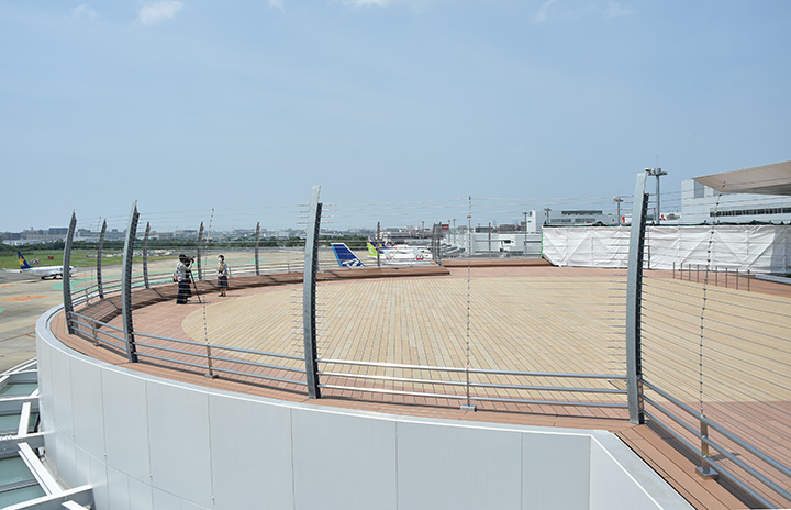 福岡空港 国内線ビル刷新 中央に展望デッキ 全天候型のビアホールも