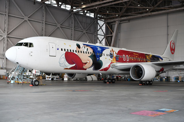 JAL、ディズニー『ファンタジア』80周年の特別塗装機公開