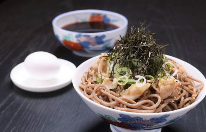 伝説の立ち食いそば 港屋 が羽田空港に メルセデスミー新装開店で