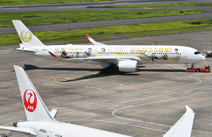 JAL、金の鶴丸ロゴで五輪選手応援 特別塗装2020ジェット3号機が