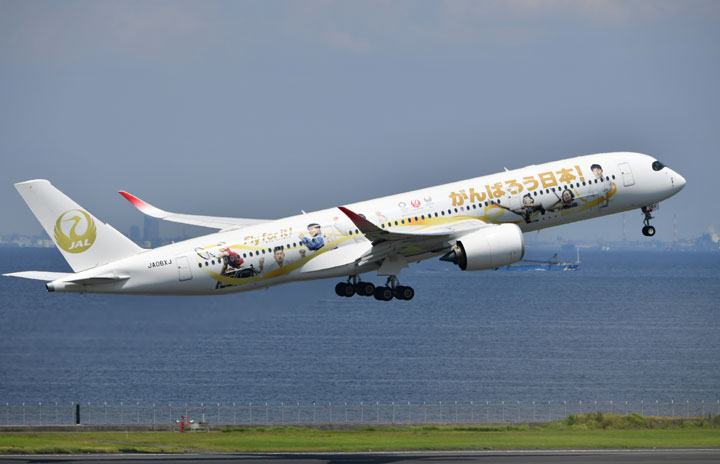 JAL、金の鶴丸2020ジェット3号機就航 金色コンテナ載せ新千歳へ