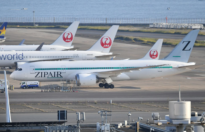 ZIPAIR、3号機が姿現す 元JALの787-8、JA824J