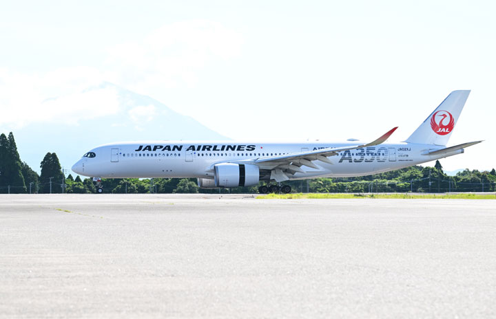 JALのA350、鹿児島に初飛来 開港50周年チャーターで銀ロゴ2号機