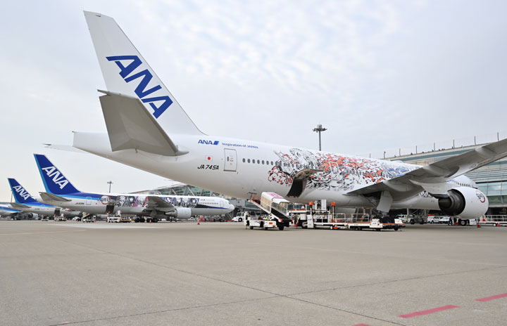 ANA、白い3号機就航 3機の”鬼滅”羽田に並ぶ