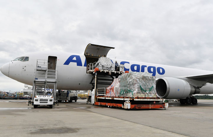 ANAの767F貨物機、成田でスリップ 駐機場で車両に接触