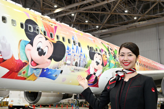 JAL、ディズニー開園40周年塗装機お披露目 赤坂社長「767発注も1983年」