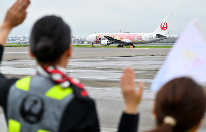 JAL、東京ディズニー40周年塗装機が就航 国内線24年4月まで