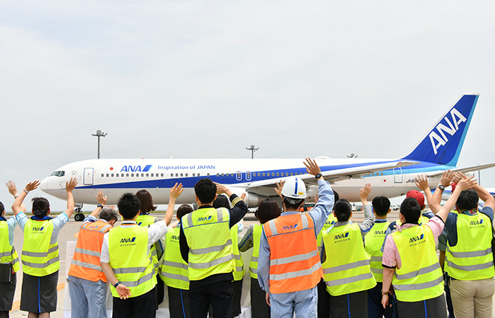 ANA、767就航40周年 羽田発松山行き記念便に“再投入”、歴代制服CAら華 