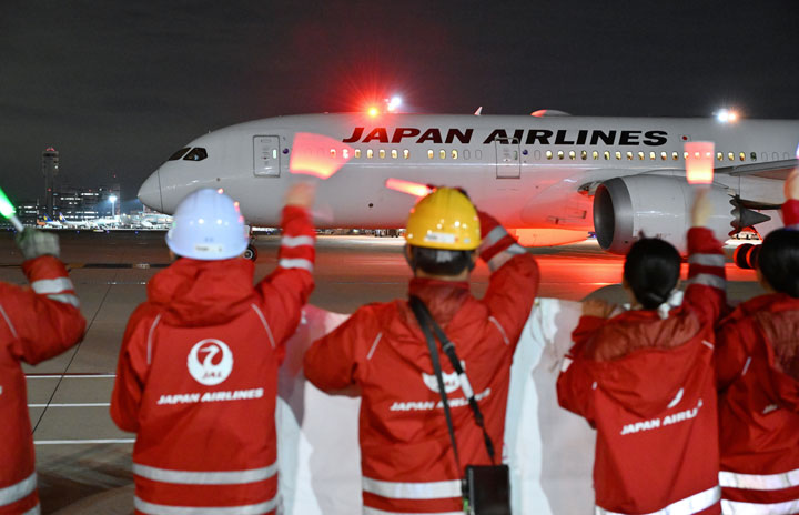 JAL、羽田で国際線70周年イベント 赤坂社長「安全運航続ける」